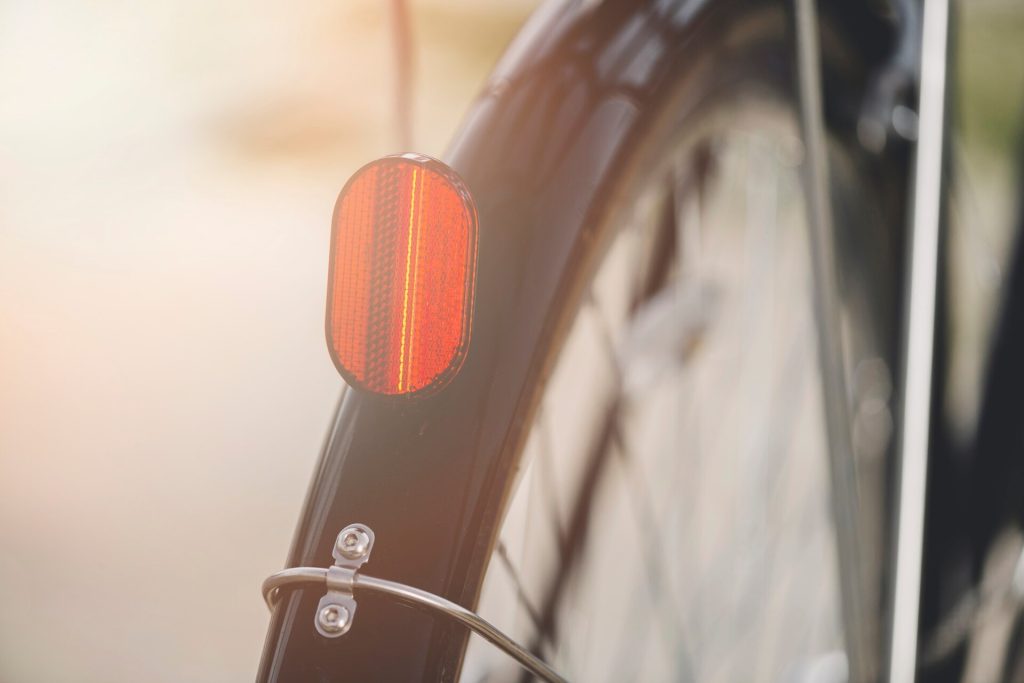En röd reflex på bakskärmen till en cykel